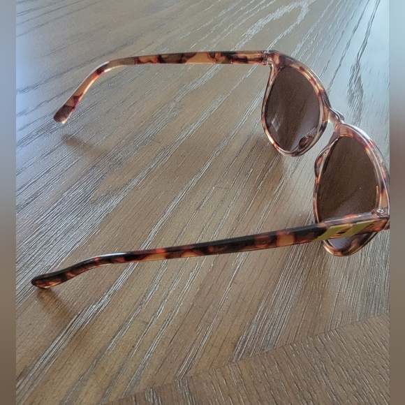 Blenders Sunglasses with Sleeve | Style Tiger Bourbon - Picture 6 of 10